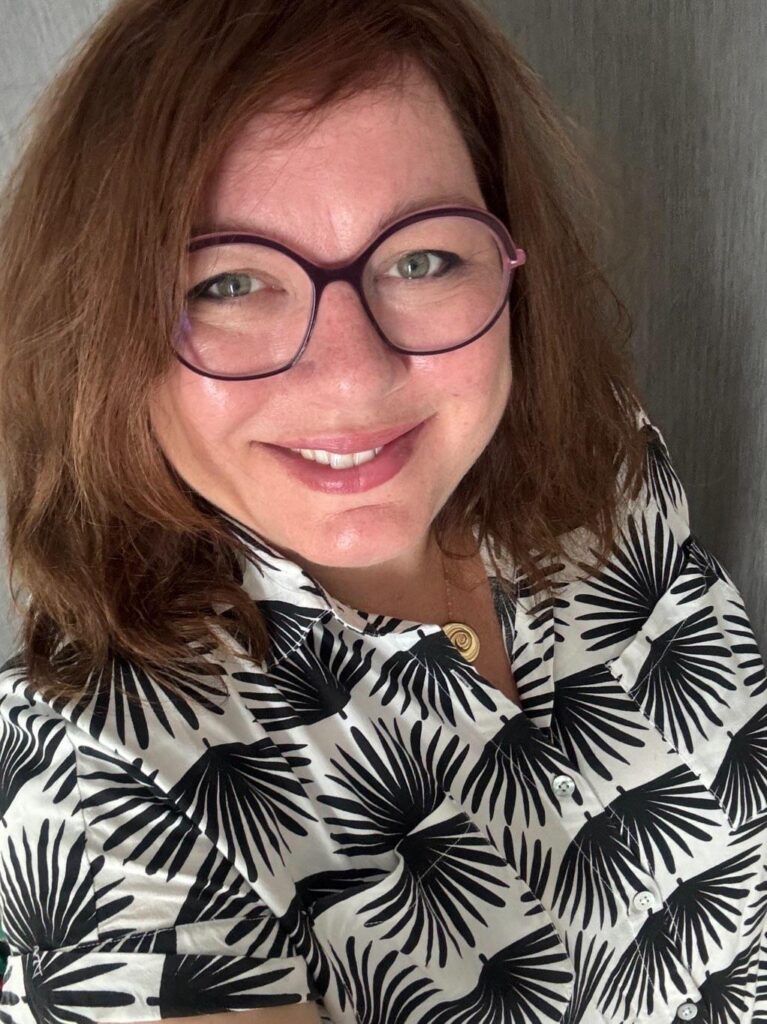 Verena Kraaij met twee nieuwe brillen